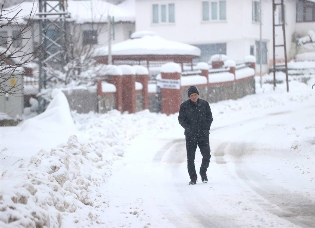 Yükseklerine kar yağan şehir beyaz örtüyle kaplandı 10